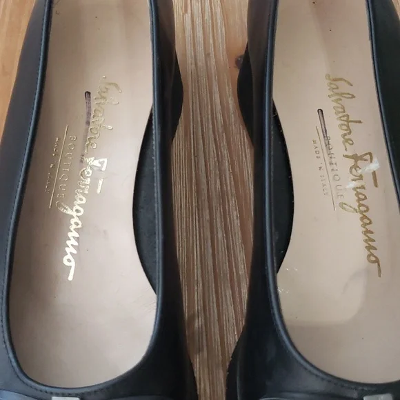 SALVATORE FERRAGAMO Classic Vara Black/Black Patent Bow Pump - Picture 8 of 12